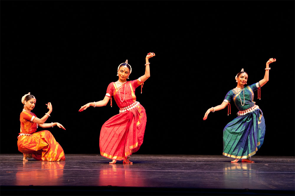 hindu_dancing_girls